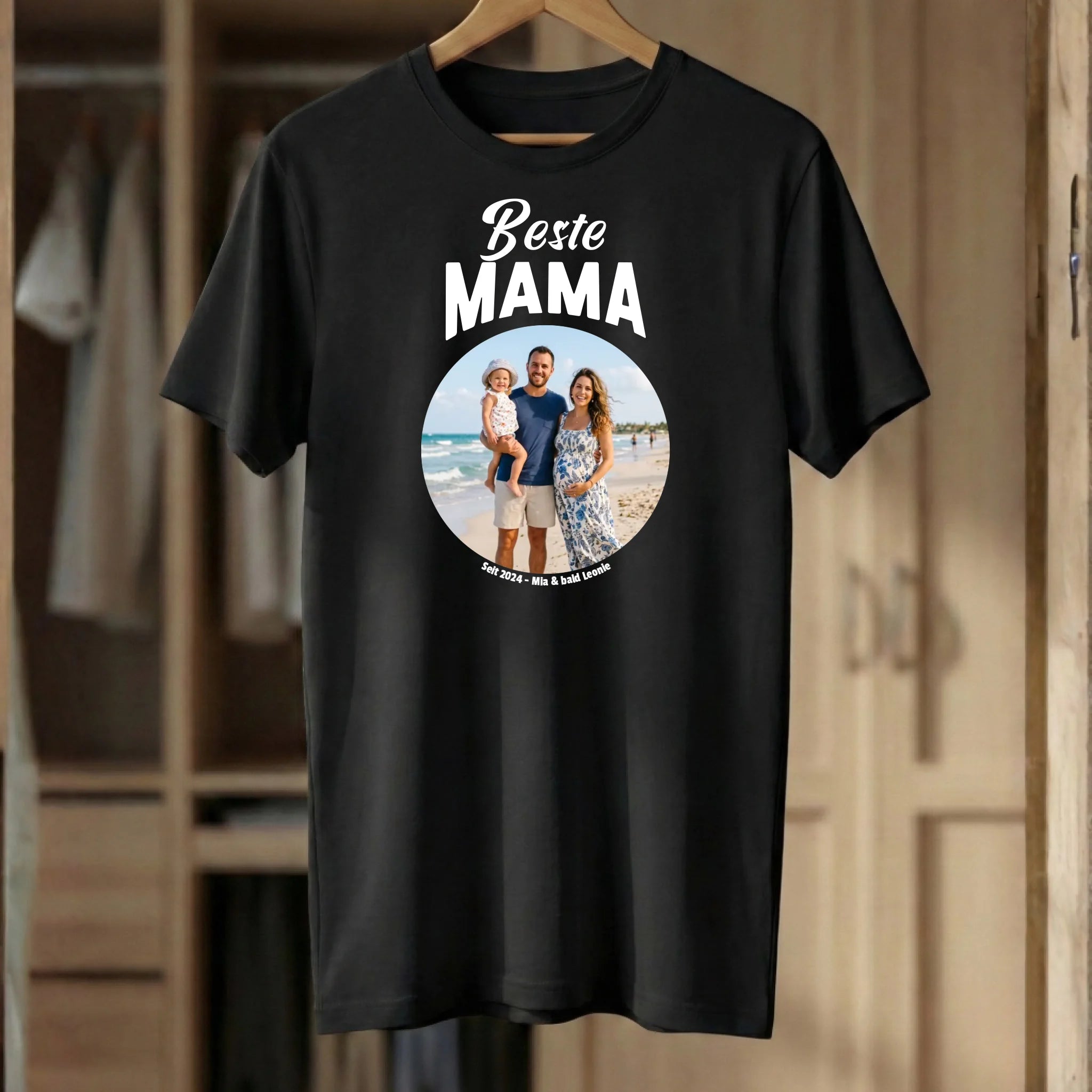 Beste Mama T-Shirt personalisiert mit Foto und Text Schwarz hängend
