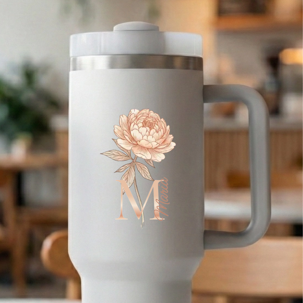 Thermobecher mit den Initialen "M" und Namen. Pfingstrose