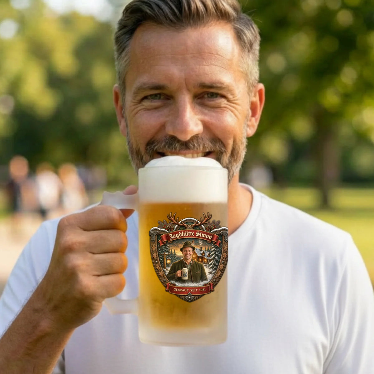 Weihnachtlicher Bierkrug im Jagd Design personalisiert – Detailansicht
