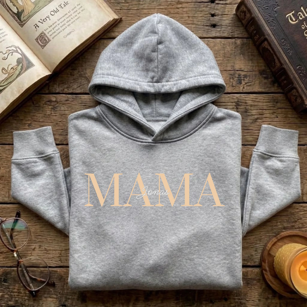 Personalisierter Mama Hoodie mit Namen der Kinder – schwarz getragen – Geschenk für Mama