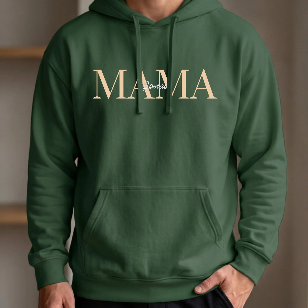Personalisierter Mama Hoodie mit Namen der Kinder – weiß getragen – Geschenk zum Muttertag