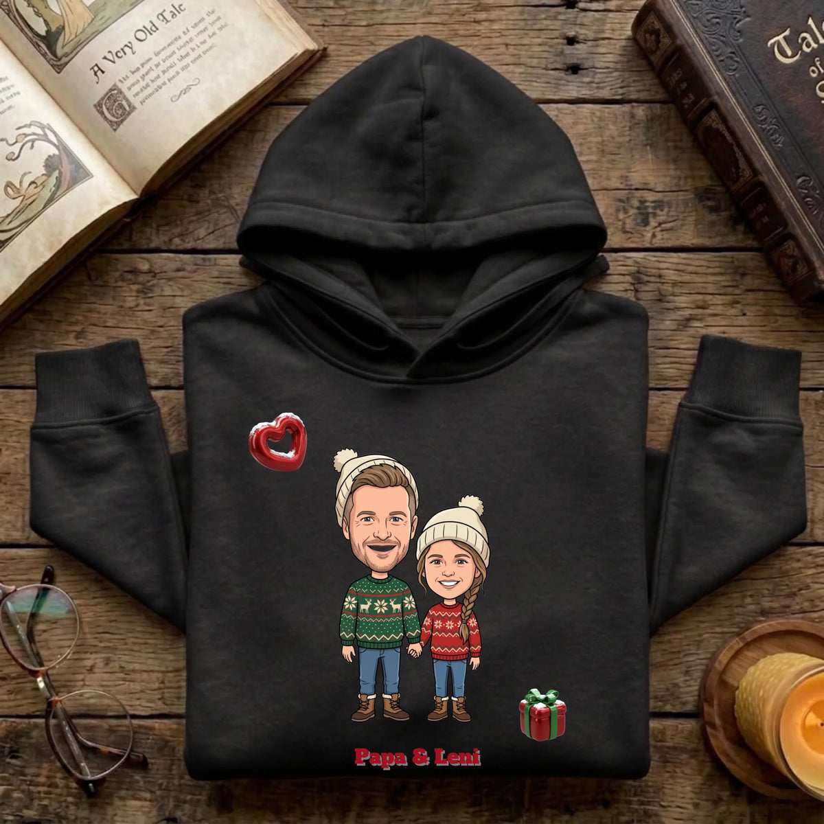 Personalisierter Weihnachtspullover mit Foto im Comic Stil Big Head – Hoodie schwarz getragen – Weihnachtsgeschenk